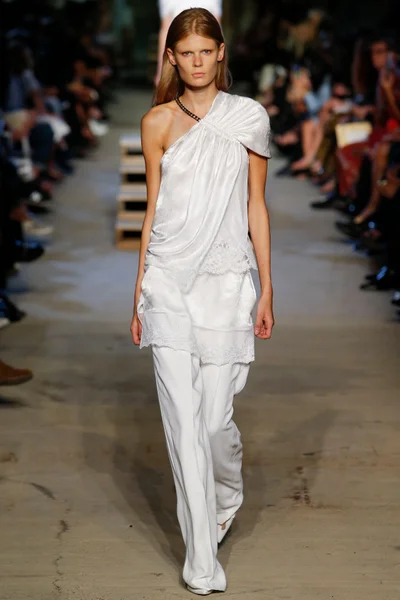 Look 16